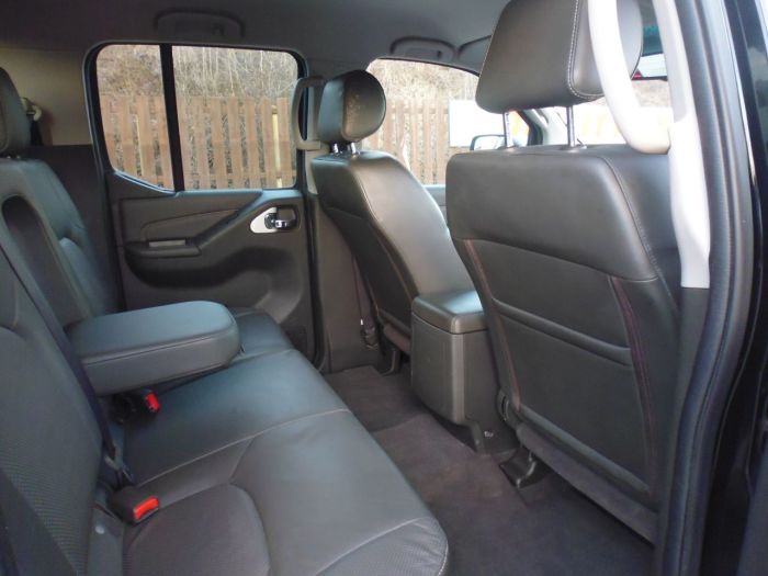 Nissan Navara Double Cab Pick Up Tekna 2.5dCi 190 4WD Four Wheel Drive Diesel Black