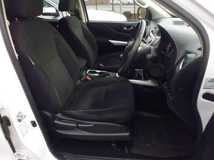 Nissan Navara Double Cab Pick Up N-Connecta 2.3dCi 190 4WD Four Wheel Drive Diesel White