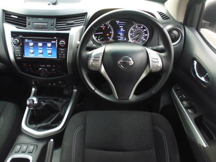 Nissan Navara Double Cab Pick Up N-Connecta 2.3dCi 190 4WD Four Wheel Drive Diesel White