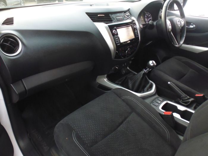 Nissan Navara Double Cab Pick Up N-Connecta 2.3dCi 190 4WD Four Wheel Drive Diesel White