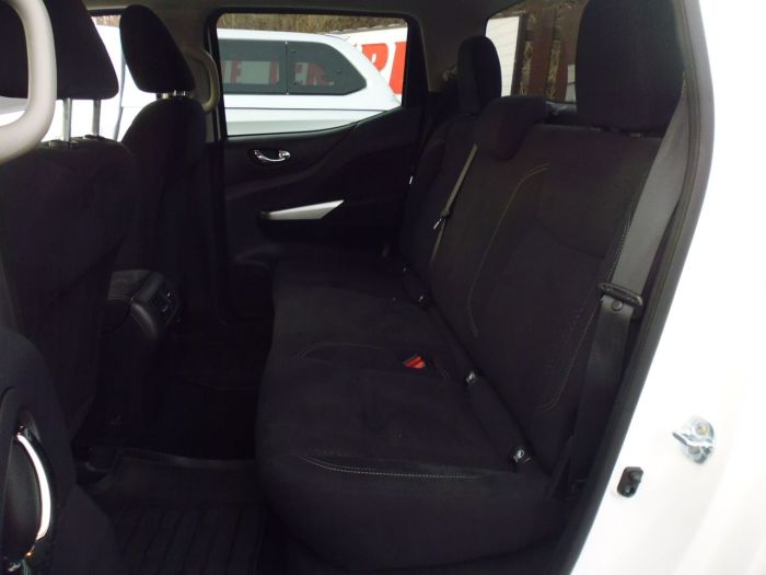 Nissan Navara Double Cab Pick Up N-Connecta 2.3dCi 190 4WD Four Wheel Drive Diesel White