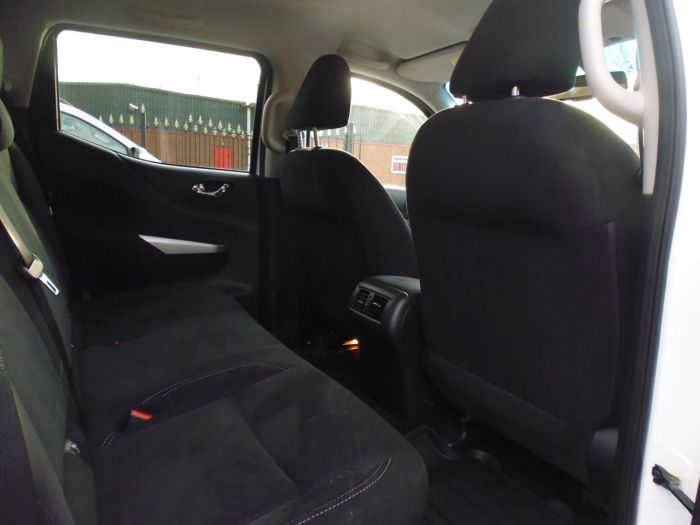Nissan Navara Double Cab Pick Up N-Connecta 2.3dCi 190 4WD Four Wheel Drive Diesel White