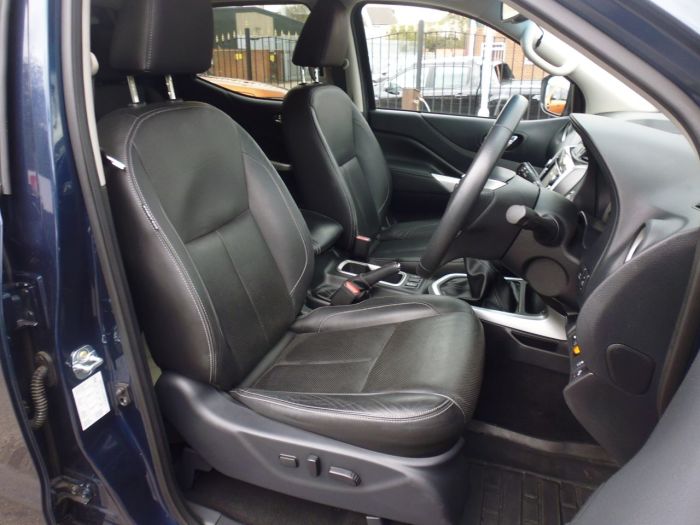 Nissan Navara Double Cab Pick Up Tekna 2.3dCi 190 4WD Pick Up Diesel Blue