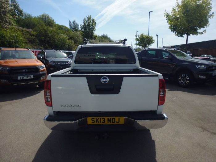 Nissan Navara Tekna Connect 2.5dCi 190 4WD Pick Up Diesel White