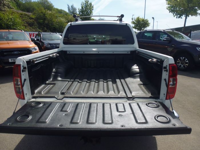 Nissan Navara Tekna Connect 2.5dCi 190 4WD Pick Up Diesel White