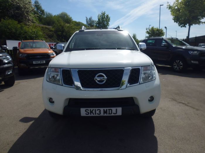 Nissan Navara Tekna Connect 2.5dCi 190 4WD Pick Up Diesel White