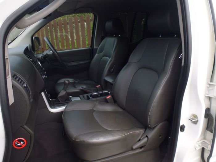 Nissan Navara Tekna Connect 2.5dCi 190 4WD Pick Up Diesel White