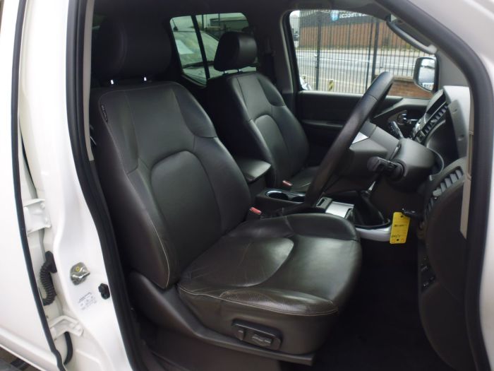 Nissan Navara Tekna Connect 2.5dCi 190 4WD Pick Up Diesel White