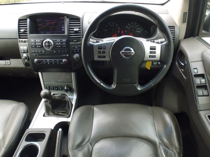 Nissan Navara Tekna Connect 2.5dCi 190 4WD Pick Up Diesel White