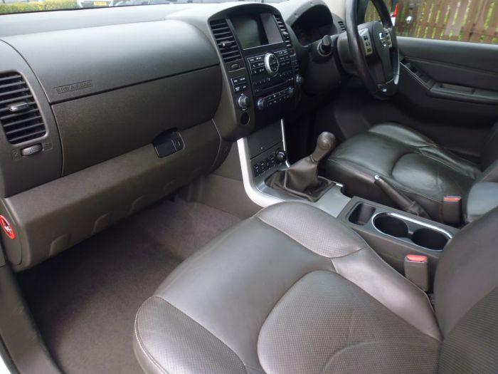 Nissan Navara Tekna Connect 2.5dCi 190 4WD Pick Up Diesel White