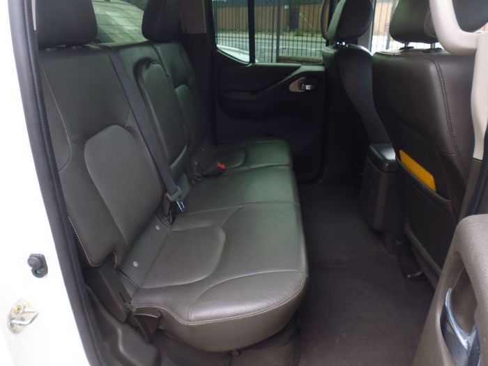 Nissan Navara Tekna Connect 2.5dCi 190 4WD Pick Up Diesel White