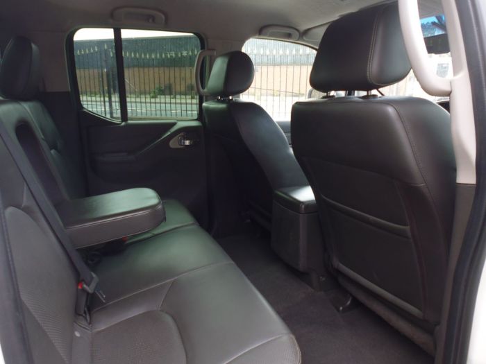 Nissan Navara Tekna Connect 2.5dCi 190 4WD Pick Up Diesel White