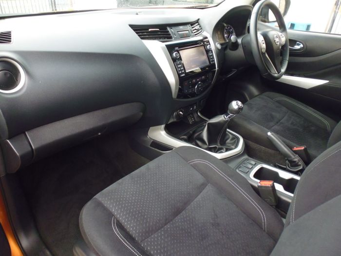Nissan Navara Double Cab Pick Up N-Connecta 2.3dCi 190 4WD Pick Up Diesel Yellow