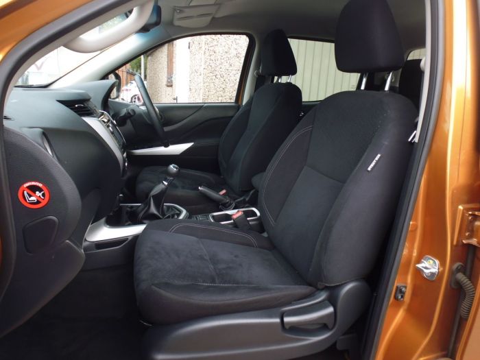 Nissan Navara Double Cab Pick Up N-Connecta 2.3dCi 190 4WD Pick Up Diesel Yellow