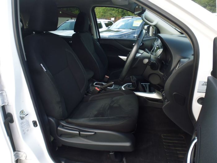Nissan Navara Double Cab Pick Up Acenta+ 2.3dCi 190 4WD Pick Up Diesel White