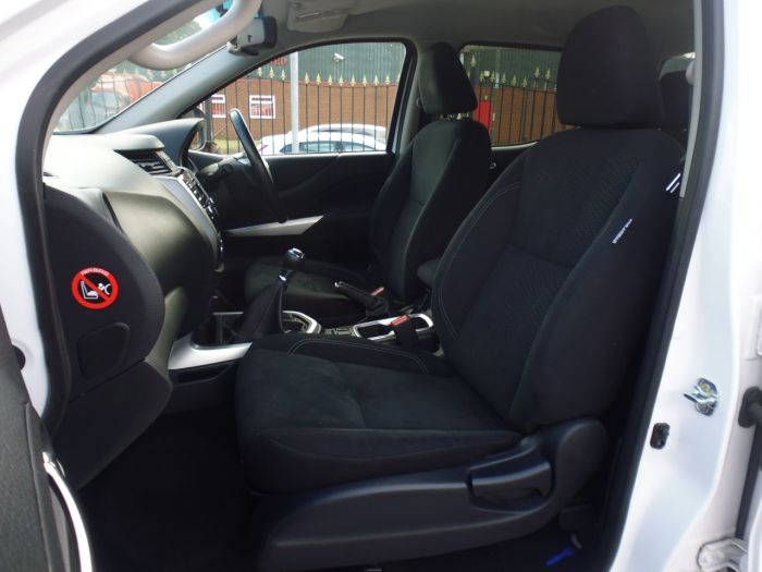 Nissan Navara Double Cab Pick Up Acenta+ 2.3dCi 190 4WD Pick Up Diesel White