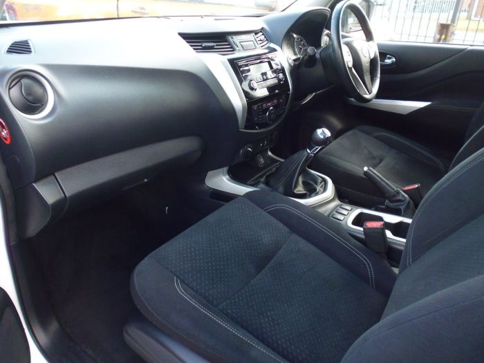 Nissan Navara Double Cab Pick Up Acenta+ 2.3dCi 190 4WD Pick Up Diesel White