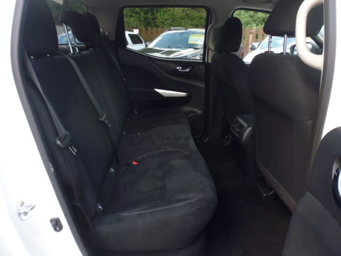 Nissan Navara Double Cab Pick Up Acenta+ 2.3dCi 190 4WD Pick Up Diesel White