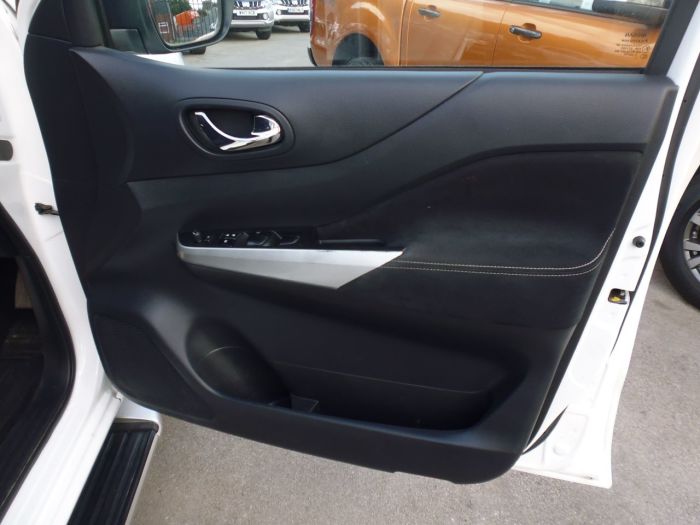 Nissan Navara Double Cab Pick Up Acenta+ 2.3dCi 190 4WD Pick Up Diesel White