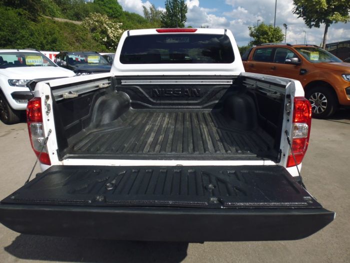 Nissan Navara Double Cab Pick Up Acenta+ 2.3dCi 190 4WD Pick Up Diesel White