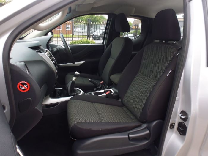 Nissan Navara King Cab Pick Up Acenta 2.3dCi 160 4WD Pick Up Diesel Silver