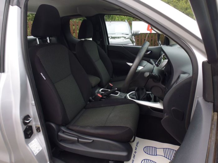Nissan Navara King Cab Pick Up Acenta 2.3dCi 160 4WD Pick Up Diesel Silver