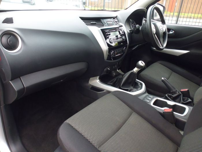 Nissan Navara King Cab Pick Up Acenta 2.3dCi 160 4WD Pick Up Diesel Silver
