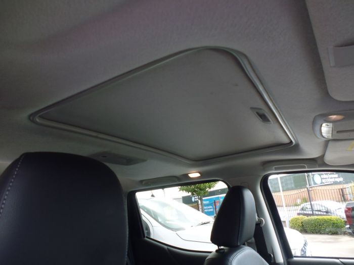 Nissan Navara Double Cab Pick Up Tekna 2.3dCi 190 4WD Pick Up Diesel Blue