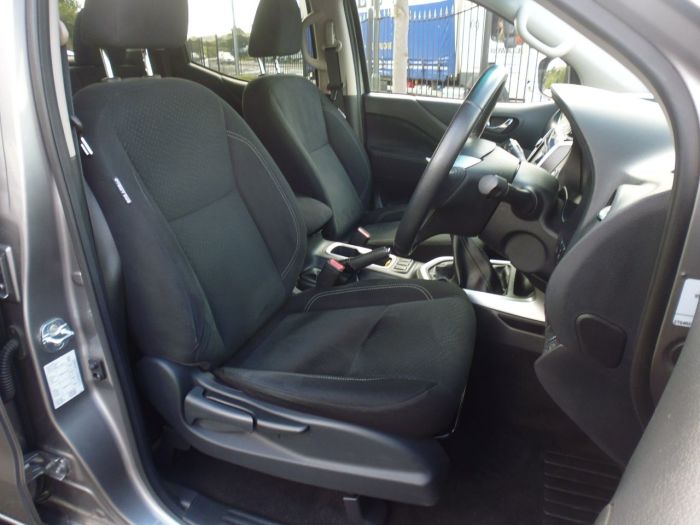 Nissan Navara Double Cab Pick Up N-Connecta 2.3dCi 190 4WD Pick Up Diesel Grey