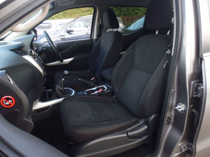 Nissan Navara Double Cab Pick Up N-Connecta 2.3dCi 190 4WD Pick Up Diesel Grey