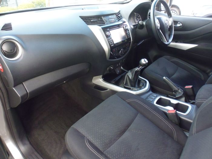 Nissan Navara Double Cab Pick Up N-Connecta 2.3dCi 190 4WD Pick Up Diesel Grey