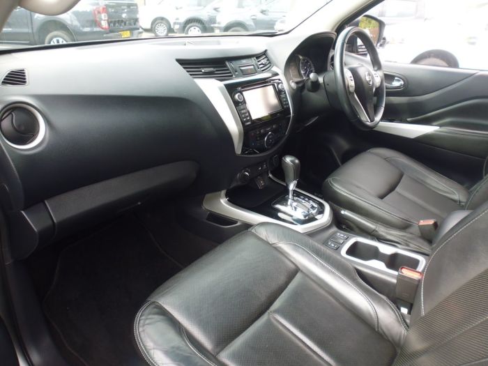 Nissan Navara Double Cab Pick Up Tekna 2.3dCi 190 4WD Auto Pick Up Diesel Grey