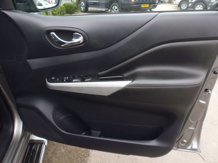 Nissan Navara Double Cab Pick Up Tekna 2.3dCi 190 4WD Auto Pick Up Diesel Grey