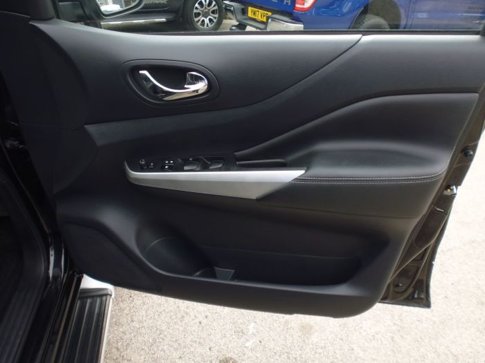 Nissan Navara Double Cab Pick Up Tekna 2.3dCi 190 4WD Pick Up Diesel Black