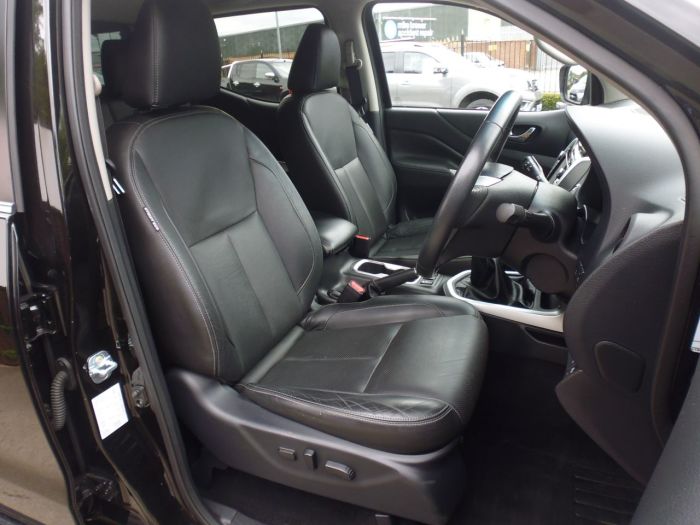 Nissan Navara Double Cab Pick Up Tekna 2.3dCi 190 4WD Pick Up Diesel Black