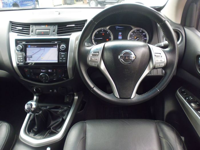 Nissan Navara Double Cab Pick Up Tekna 2.3dCi 190 4WD Pick Up Diesel Black