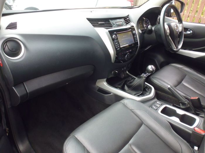 Nissan Navara Double Cab Pick Up Tekna 2.3dCi 190 4WD Pick Up Diesel Black