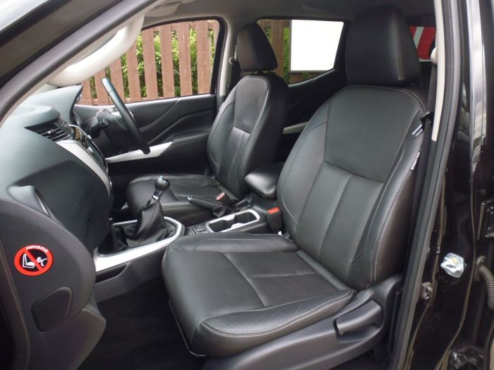 Nissan Navara Double Cab Pick Up Tekna 2.3dCi 190 4WD Pick Up Diesel Black