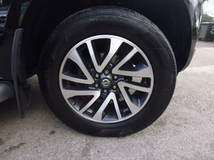 Nissan Navara Double Cab Pick Up Tekna 2.3dCi 190 4WD Pick Up Diesel Black