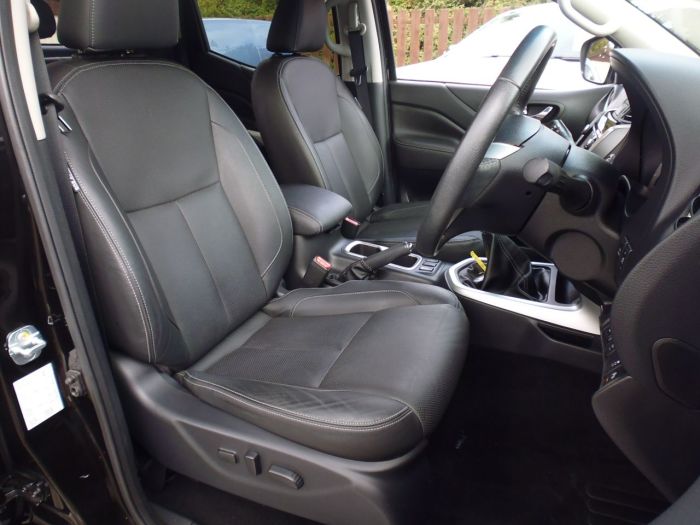 Nissan Navara Double Cab Pick Up Tekna 2.3dCi 190 4WD Pick Up Diesel Black