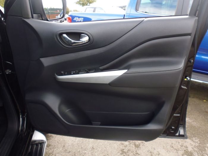 Nissan Navara Double Cab Pick Up Tekna 2.3dCi 190 4WD Pick Up Diesel Black