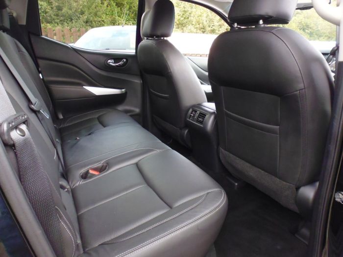 Nissan Navara Double Cab Pick Up Tekna 2.3dCi 190 4WD Pick Up Diesel Black