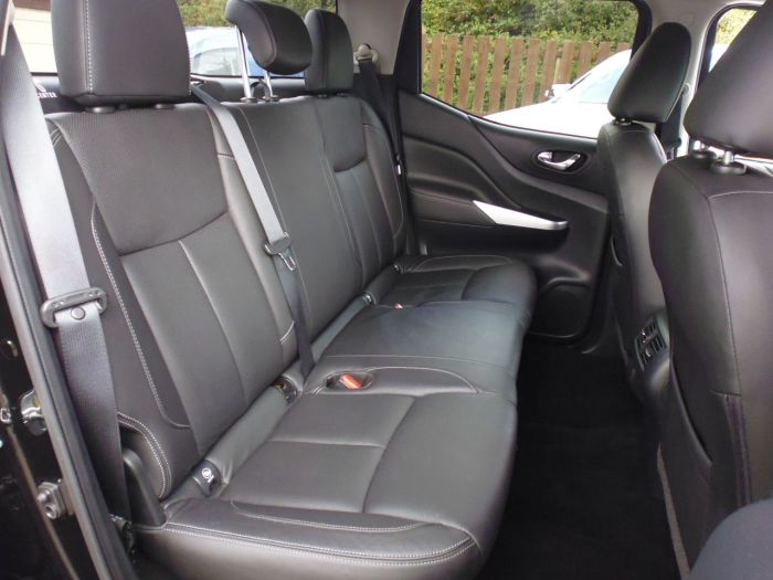 Nissan Navara Double Cab Pick Up Tekna 2.3dCi 190 4WD Pick Up Diesel Black