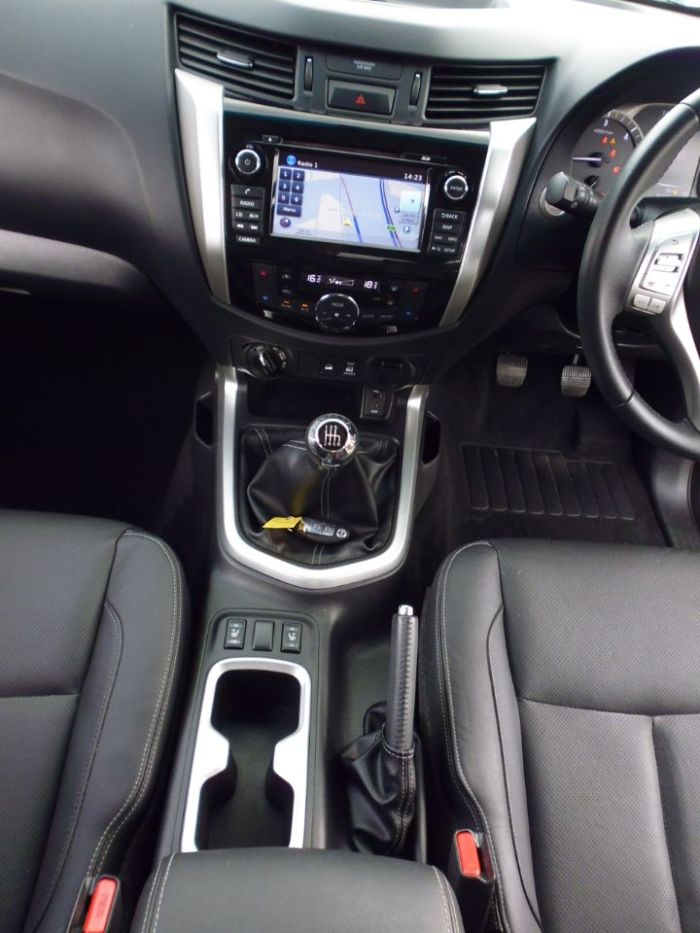 Nissan Navara Double Cab Pick Up Tekna 2.3dCi 190 4WD Pick Up Diesel Black