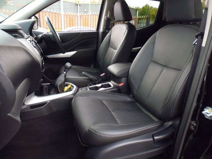 Nissan Navara Double Cab Pick Up Tekna 2.3dCi 190 4WD Pick Up Diesel Black