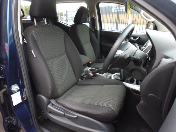 Nissan Navara Double Cab Pick Up Acenta 2.3dCi 160 4WD Pick Up Diesel Blue