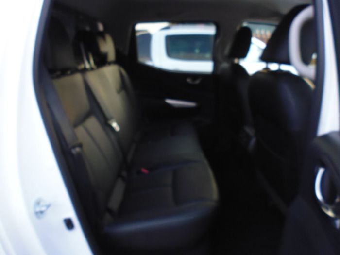 Nissan Navara Double Cab Pick Up Tekna 2.3dCi 190 4WD Auto Pick Up Diesel White