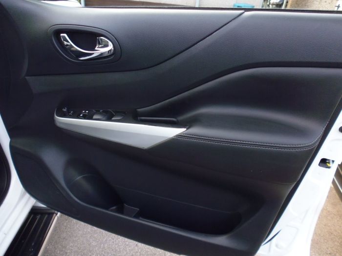 Nissan Navara Double Cab Pick Up Tekna 2.3dCi 190 4WD Auto Pick Up Diesel White