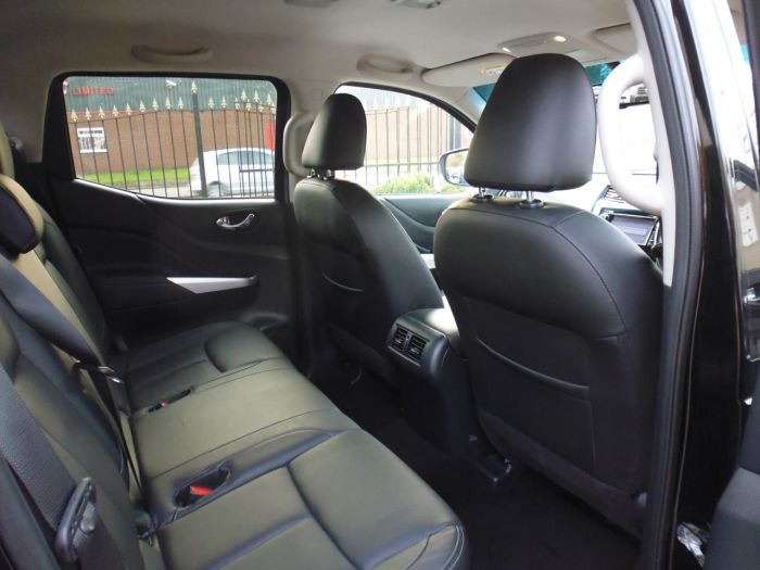 Nissan Navara Double Cab Pick Up Tekna 2.3dCi 190 4WD Pick Up Diesel Black