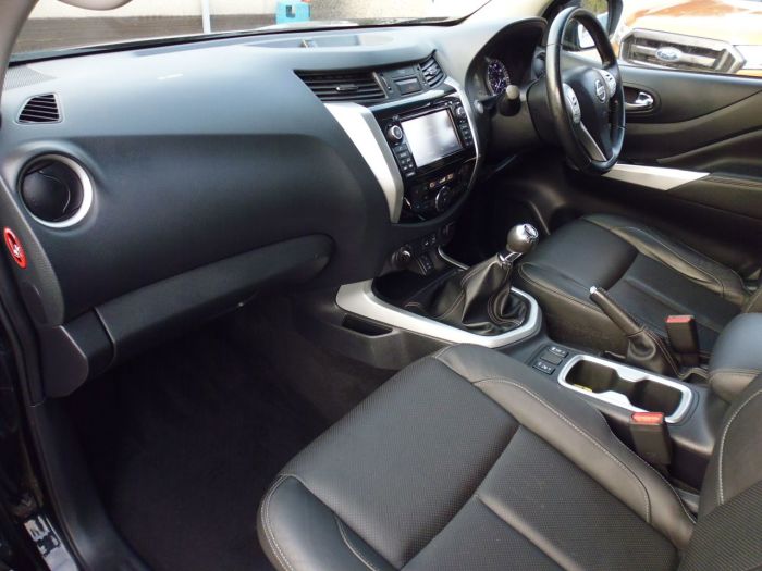 Nissan Navara Double Cab Pick Up Tekna 2.3dCi 190 4WD Pick Up Diesel Black
